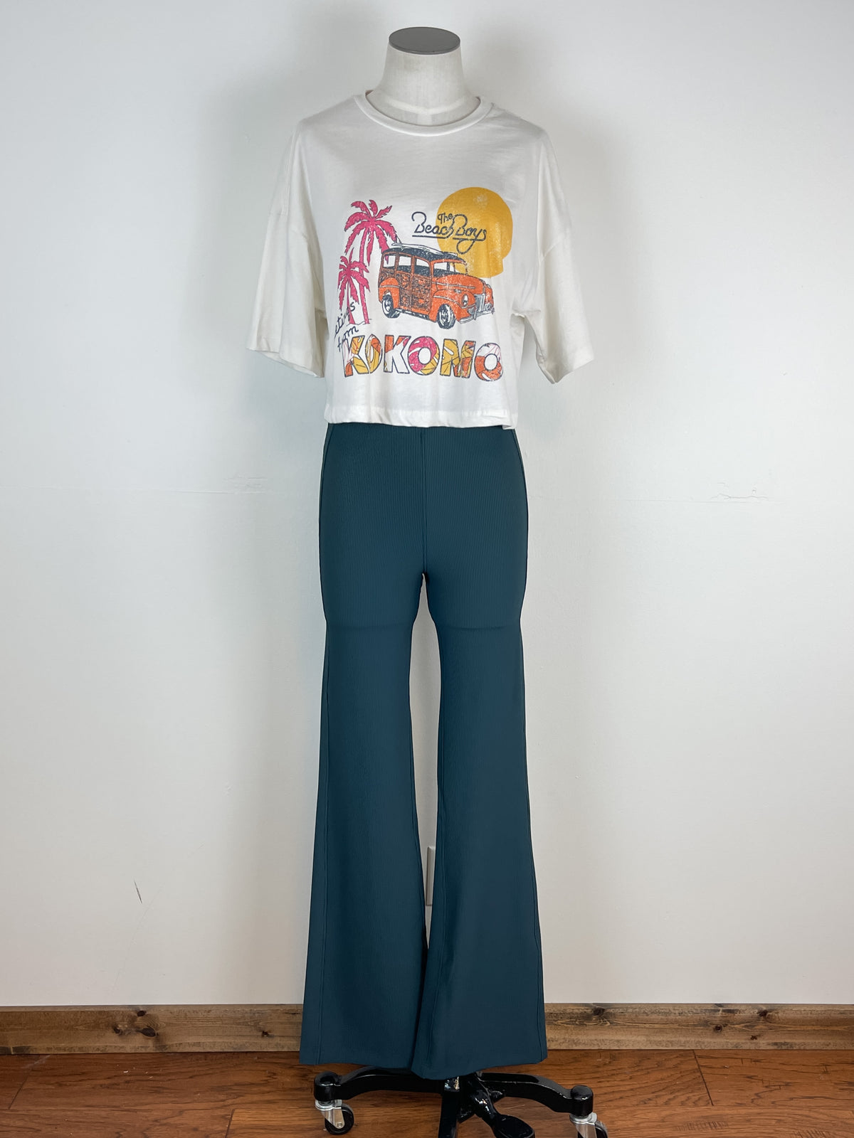 The Beach Boys Kokomo Postcard Cropped Tee in Off White