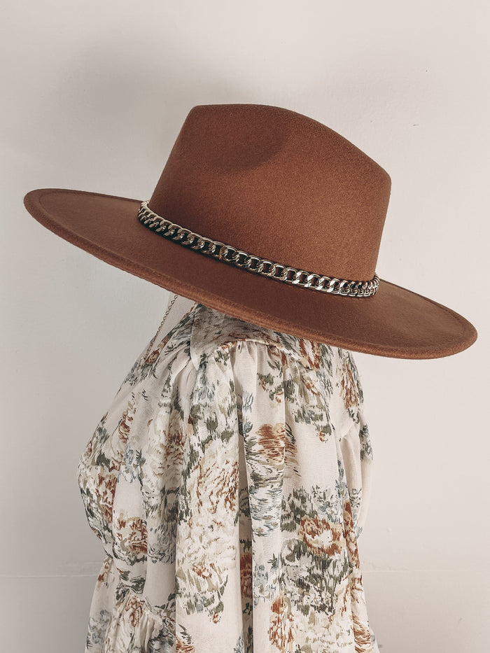 Wide Brim Hat w/ Chain Band in Tan