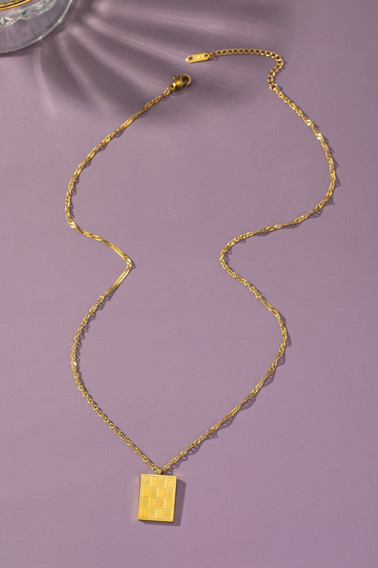 Checkered Pendant Necklace in Gold