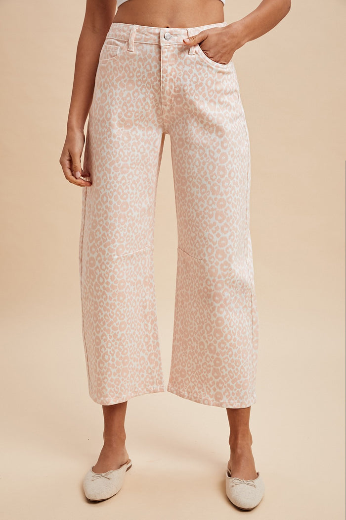 Evie Cropped Barrel Jeans in Pink Leopard