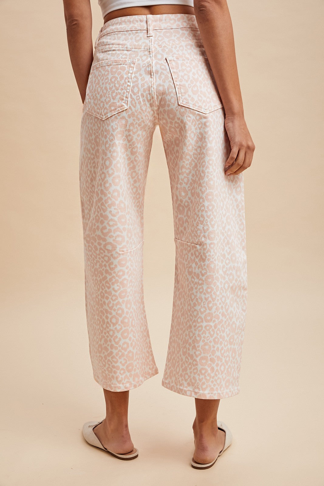 Evie Cropped Barrel Jeans in Pink Leopard
