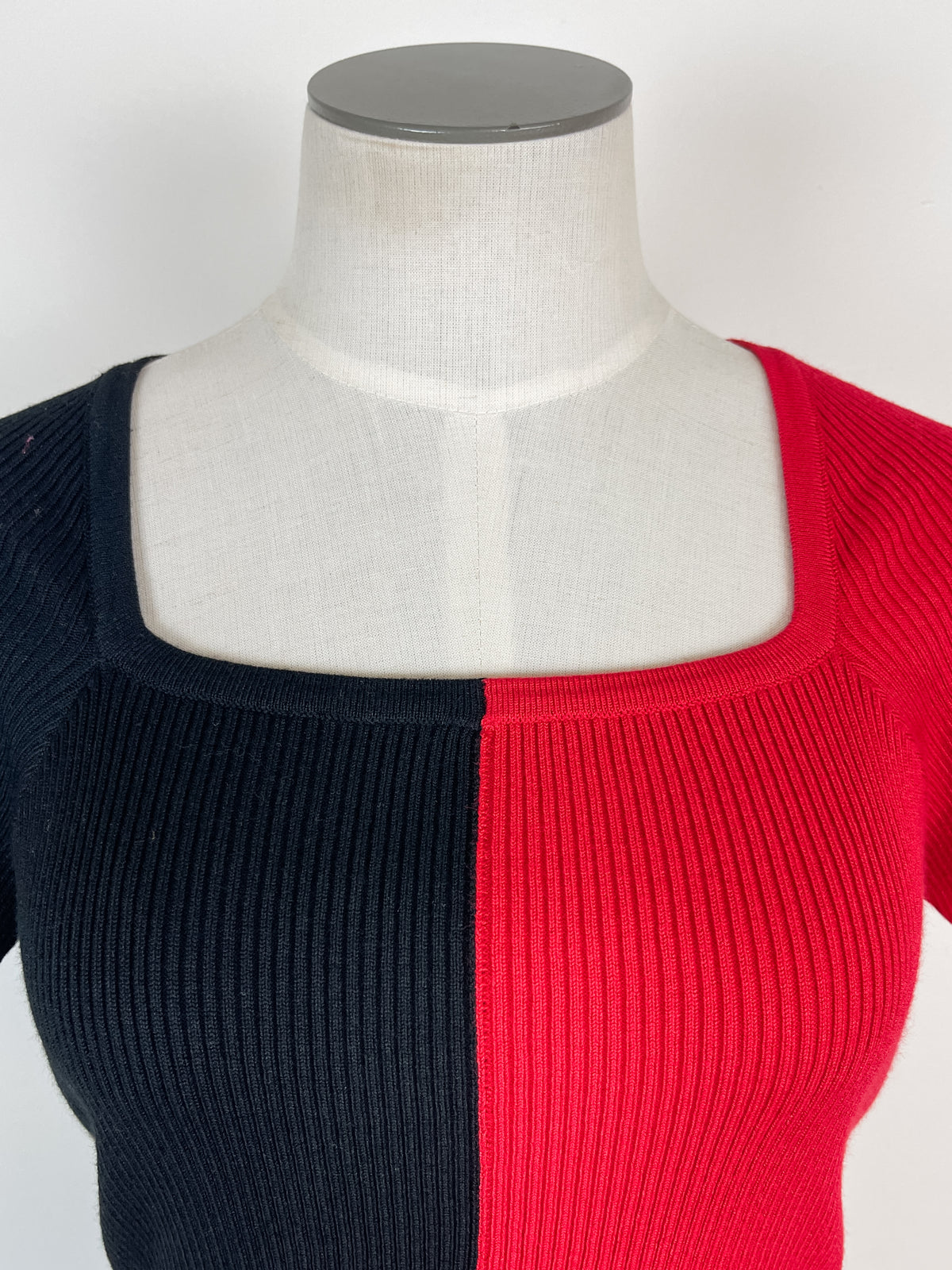 Cleo Split Cropped Tee in Black/Red