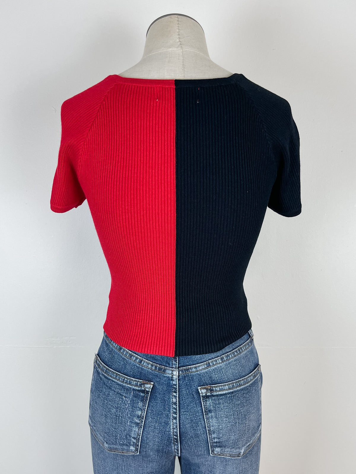 Cleo Split Cropped Tee in Black/Red