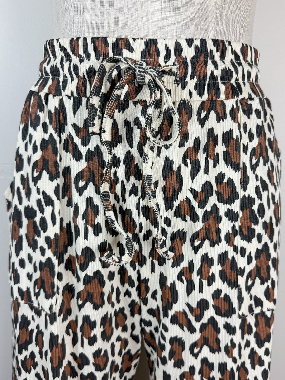 Lia Wide Leg Ribbed Pant in Leopard