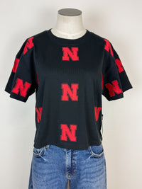 Nebraska Ritter Repeat Cropped Tee in Black