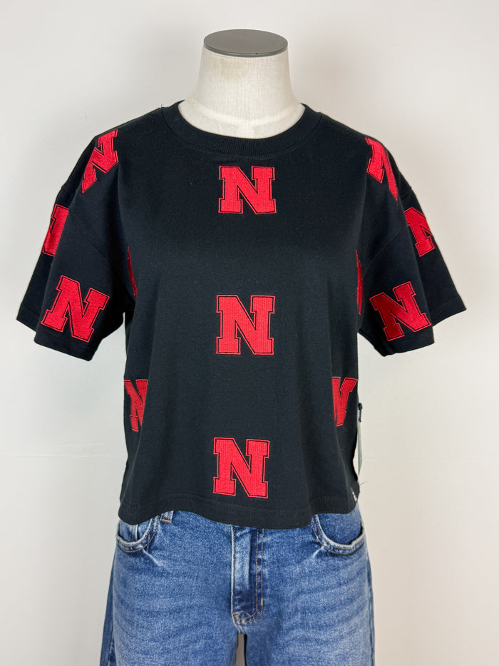 Nebraska Ritter Repeat Cropped Tee in Black