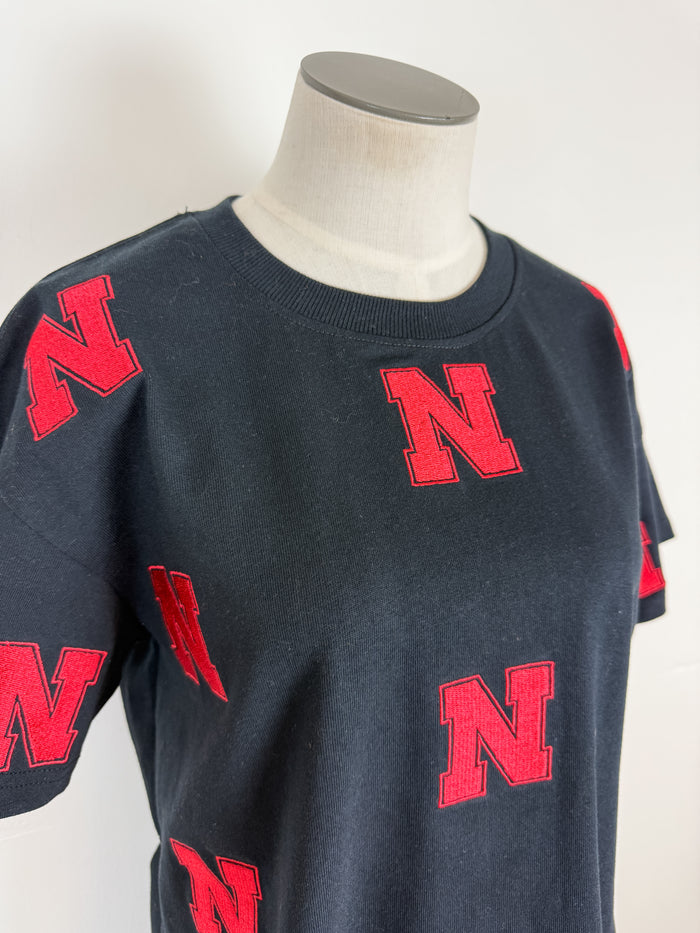 Nebraska Ritter Repeat Cropped Tee in Black
