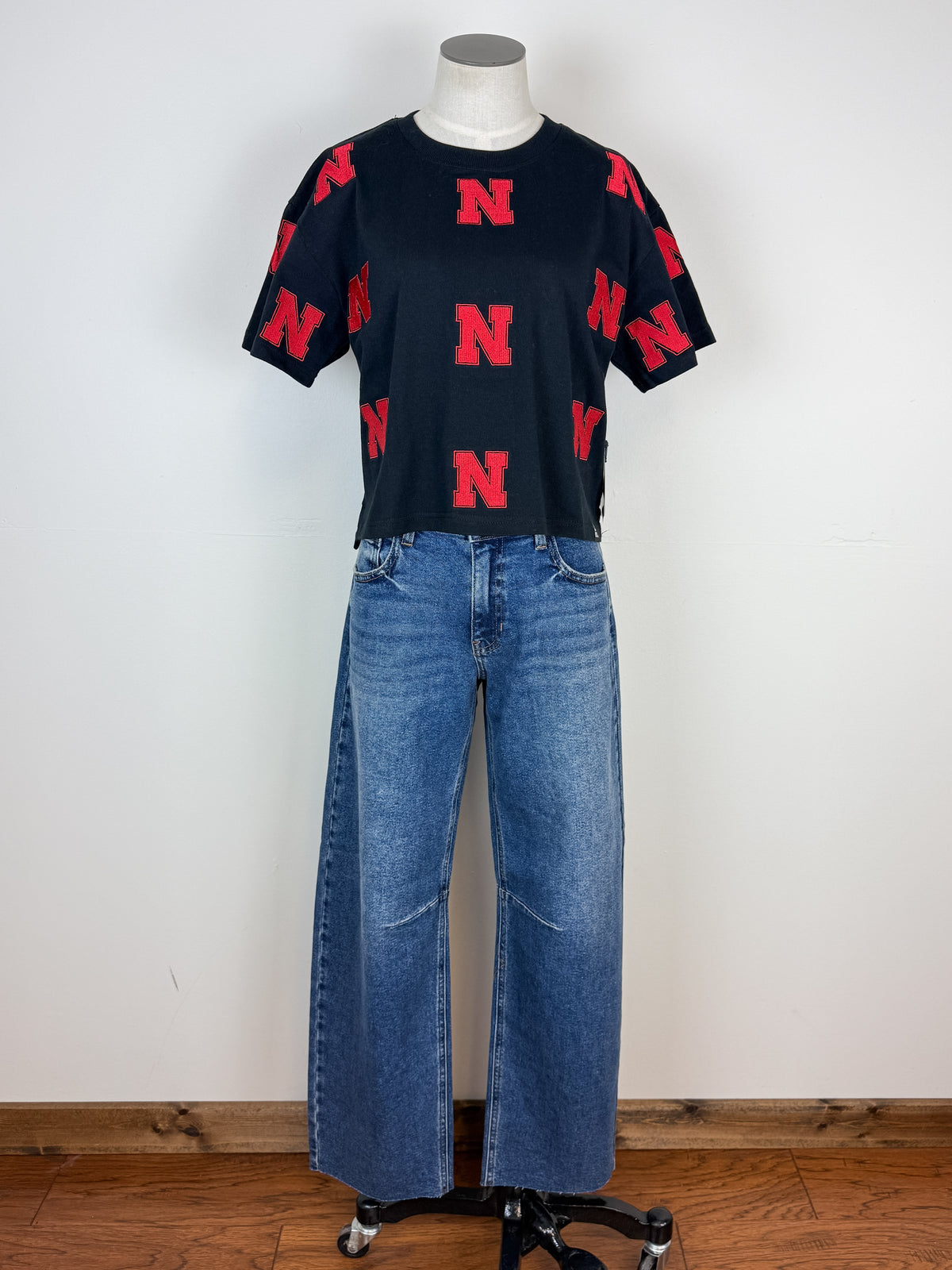 Nebraska Ritter Repeat Cropped Tee in Black