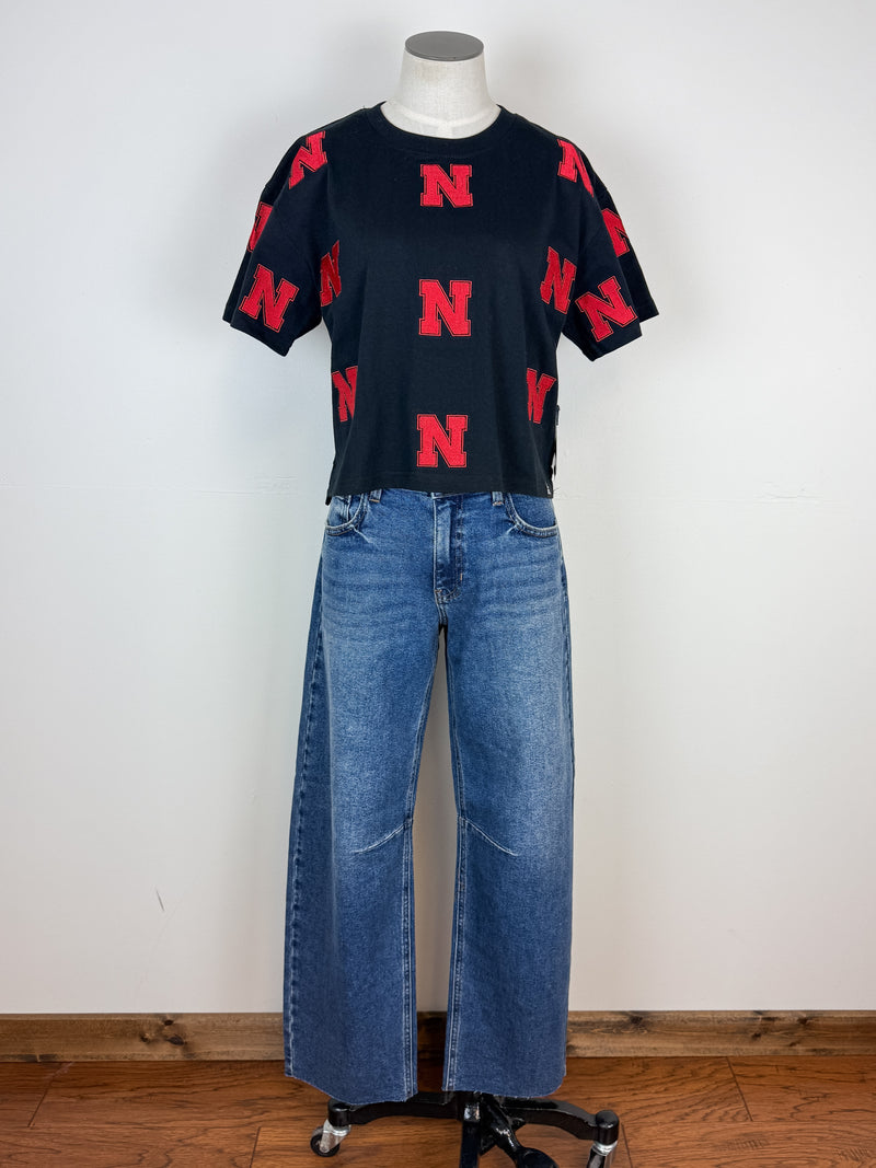 Nebraska Ritter Repeat Cropped Tee in Black