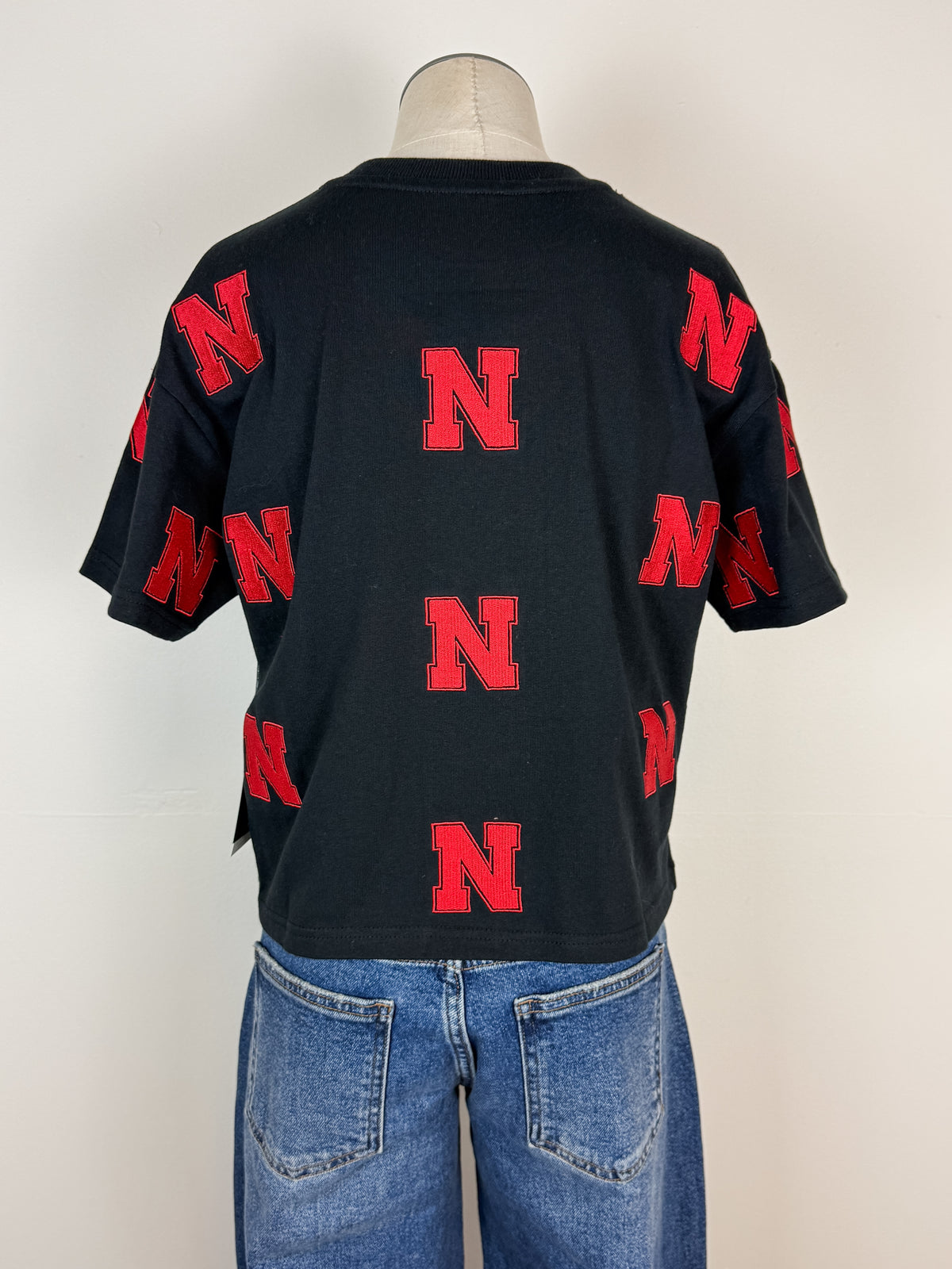 Nebraska Ritter Repeat Cropped Tee in Black