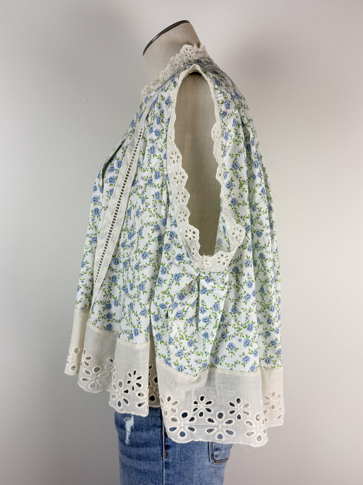 Remi Floral Sleeveless Blouse in Ivory/Blue